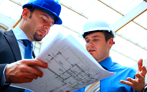 Engenheiro analisando o projeto para o laudo de reforma comercial